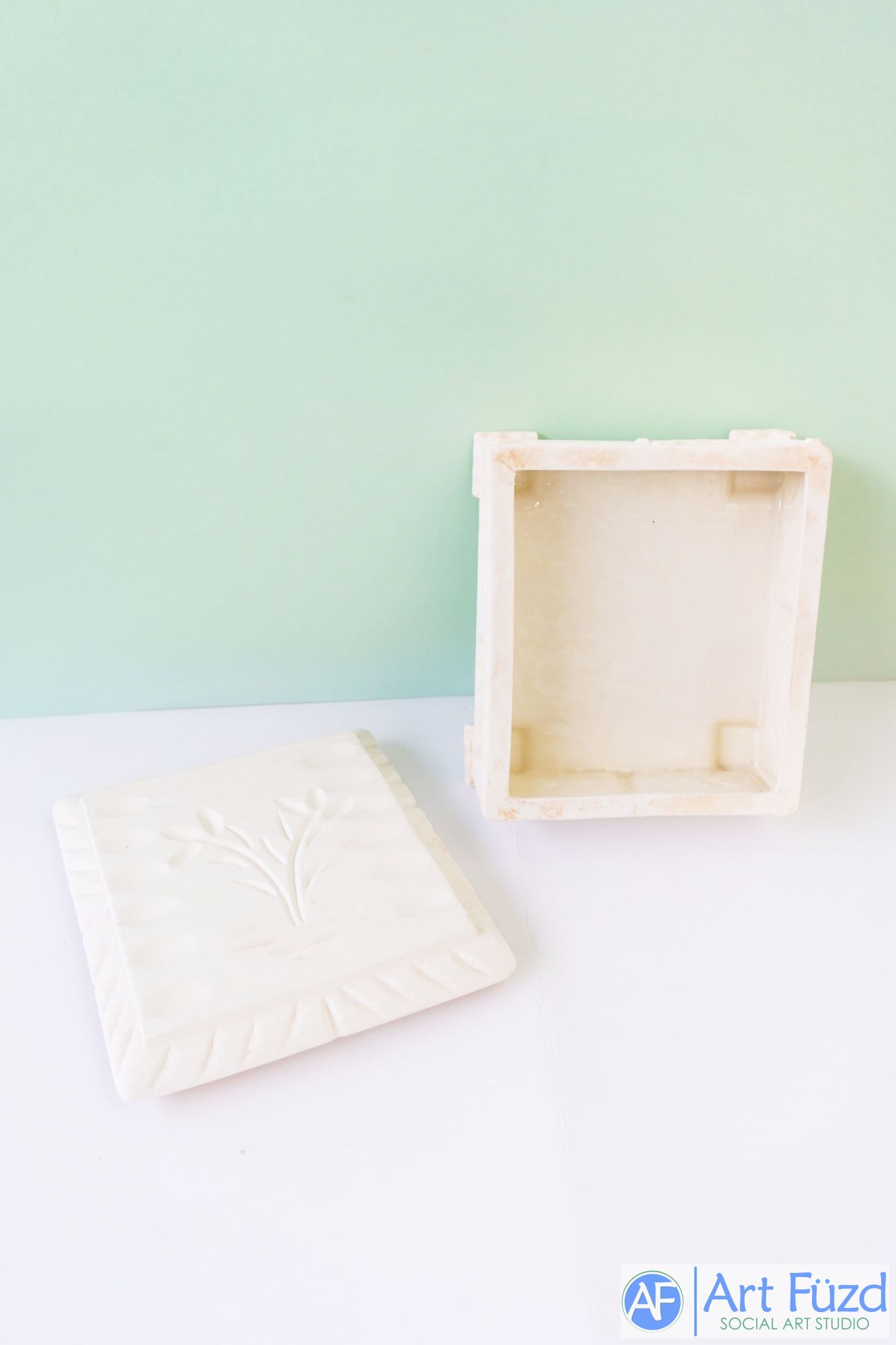 Große geschnitzte Holzbox mit Blumendetail auf dem Deckel (innen vorglasiert) ~ 7 x 9 x 4