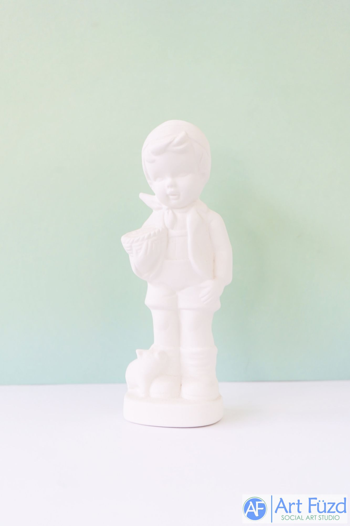 Colegial mediano con canasta caminando con cerdo ~ 2,5 x 7,5