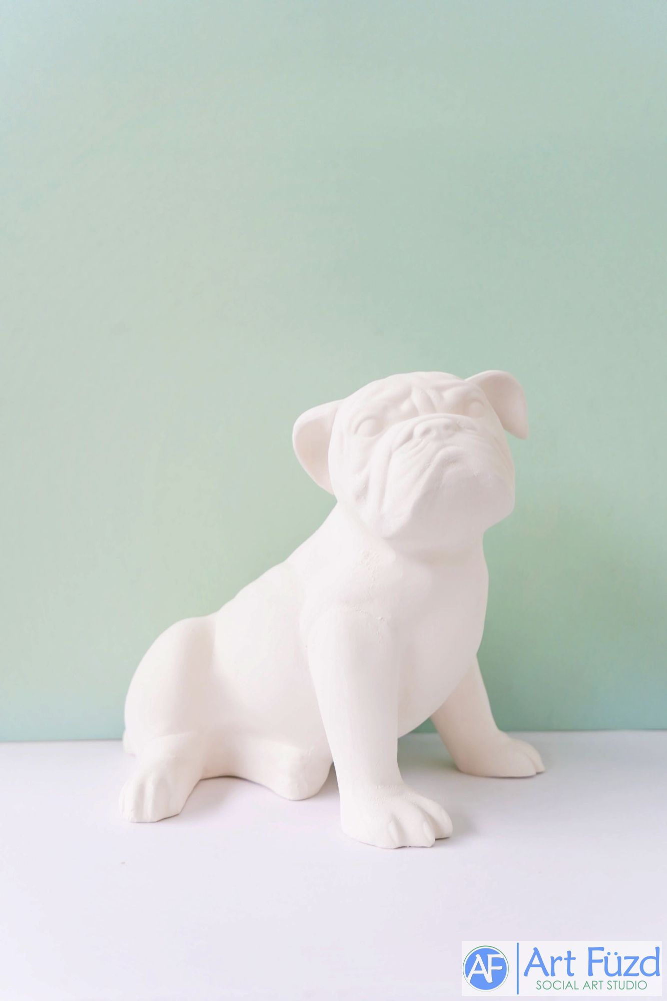 Bulldog grande sentado y mirando hacia arriba con el ceño fruncido ~ 10,75 x 7 x 8,75