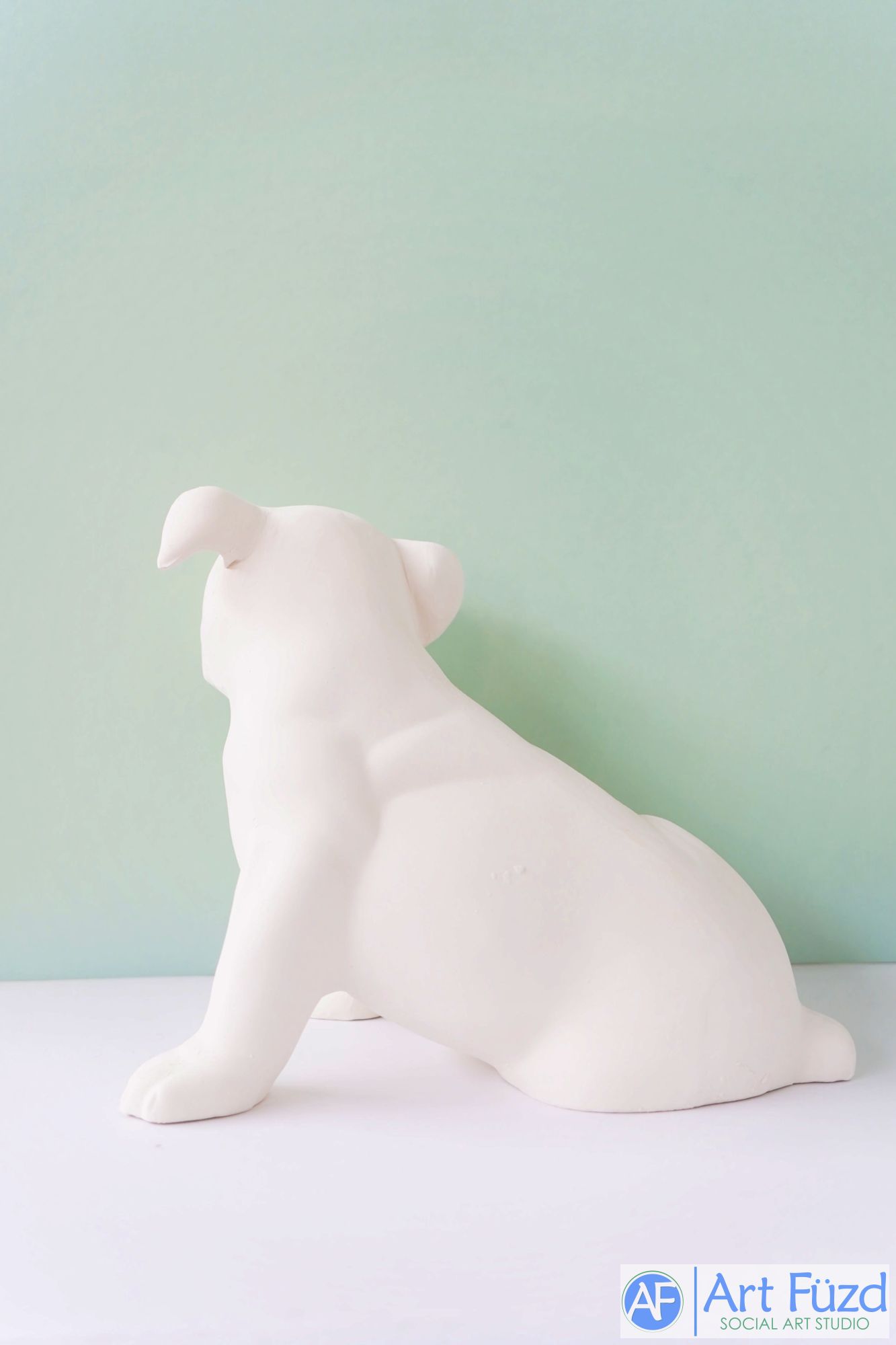 Bulldog grande sentado y mirando hacia arriba con el ceño fruncido ~ 10,75 x 7 x 8,75