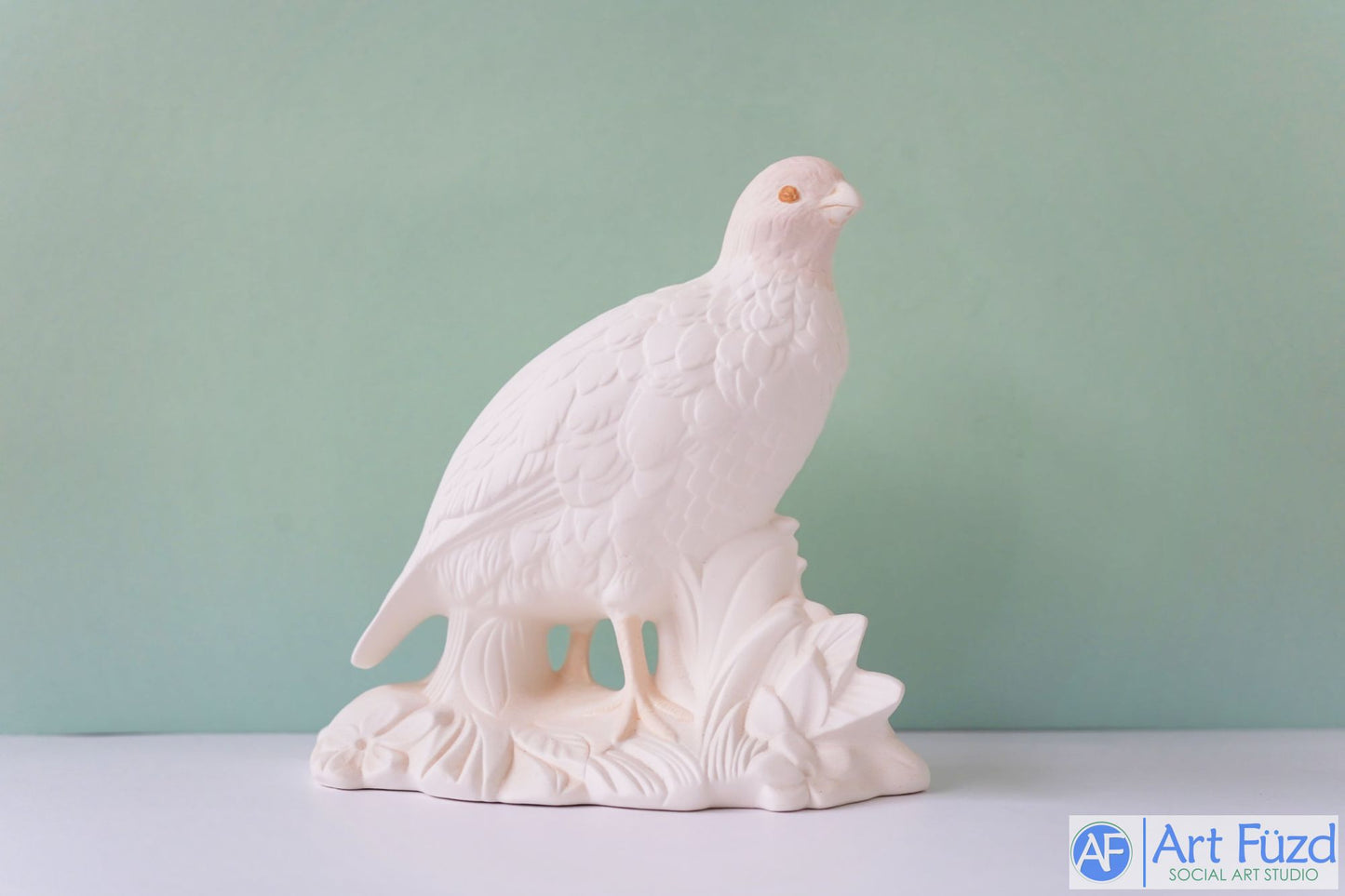 Große Wachtel, stehend in Blättern und Blumen (vorgemalte Augen)