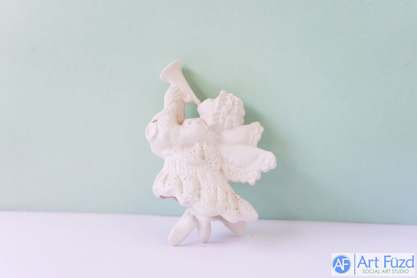 *Figura de ángel elegante mirando hacia la izquierda tocando la trompeta con patas sueltas ~ 5,75 x 2 x 4