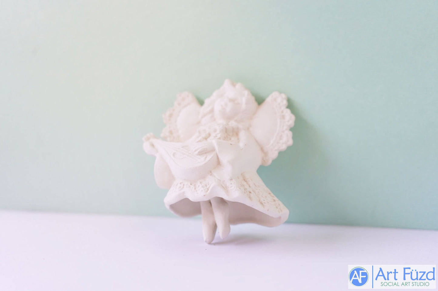 *Schicke Engelfigur mit Blick nach rechts, die Gitarre spielt, mit freien Beinen ~ 5,5 x 2 x 4