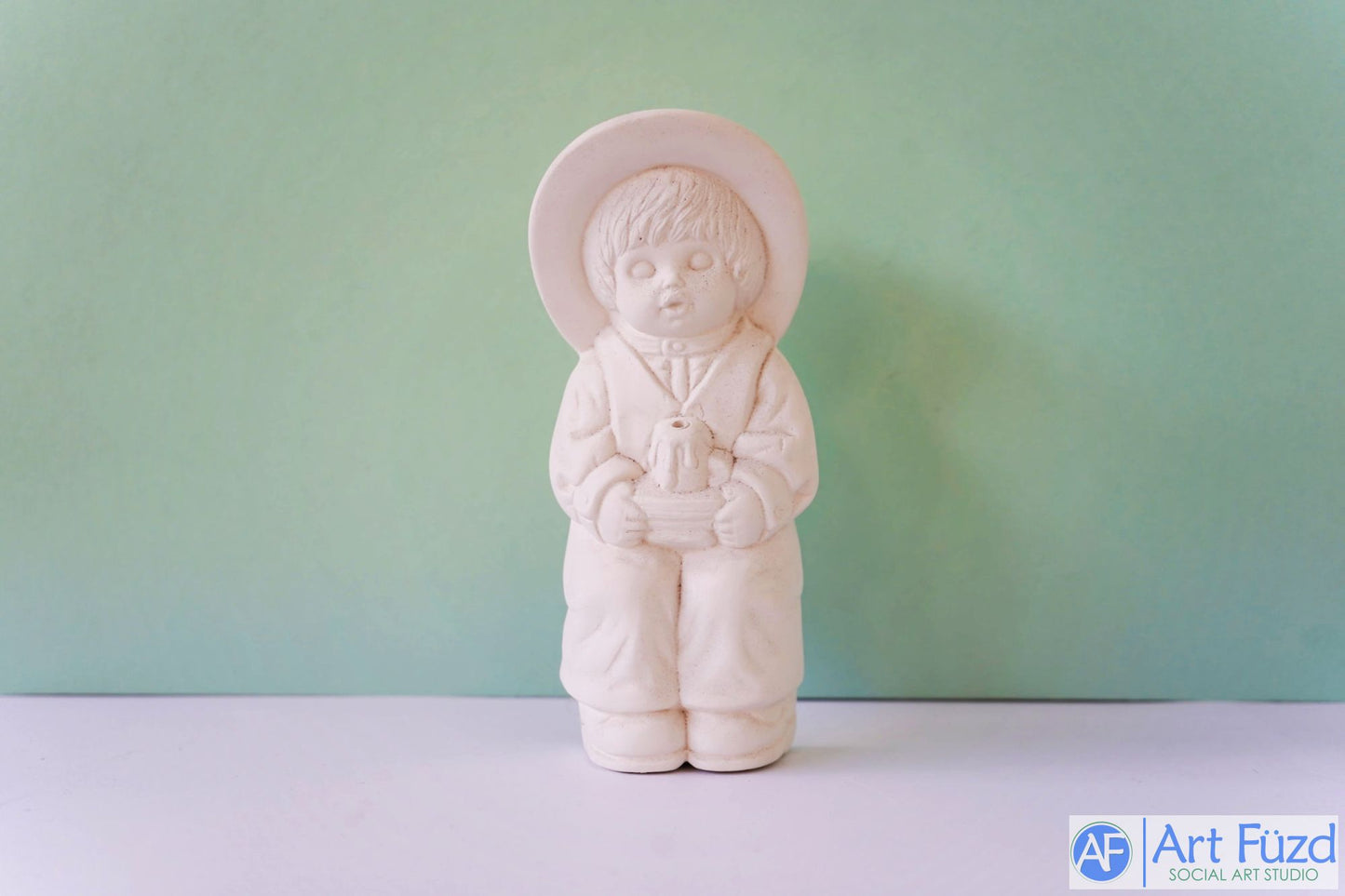 Figura de niño sentado con sombrero y vela en el regazo, 3,5 x 3 x 8 pulgadas