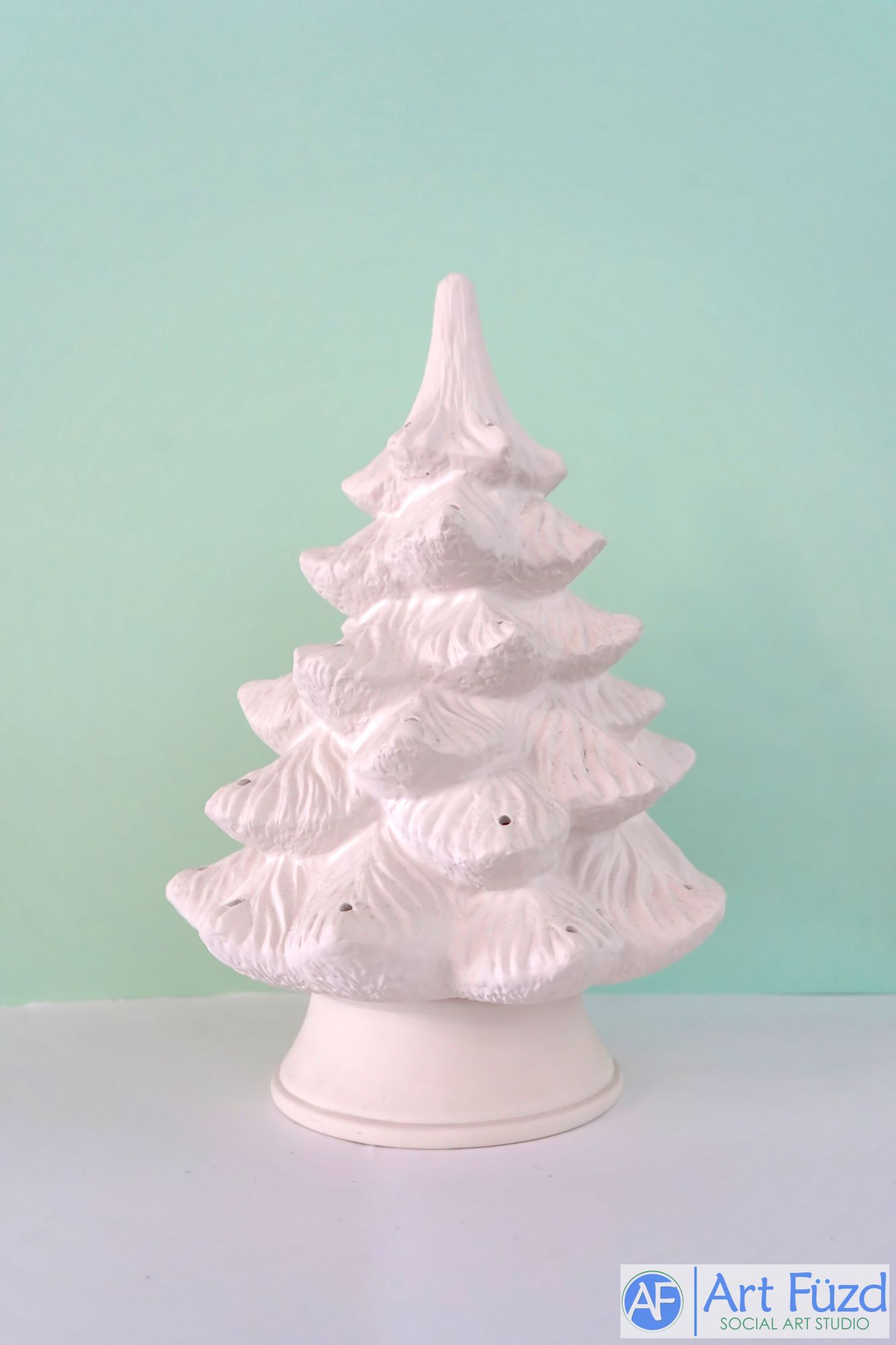 Großer traditioneller Weihnachtsbaum mit Sockel, inklusive Beleuchtungsset ~ 12 x 17