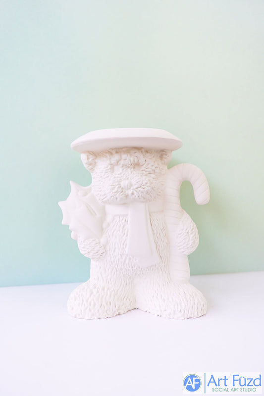 Oso grande con sombrero plano abierto sosteniendo un bastón de caramelo ~ 7,25 x 5 x 8,25