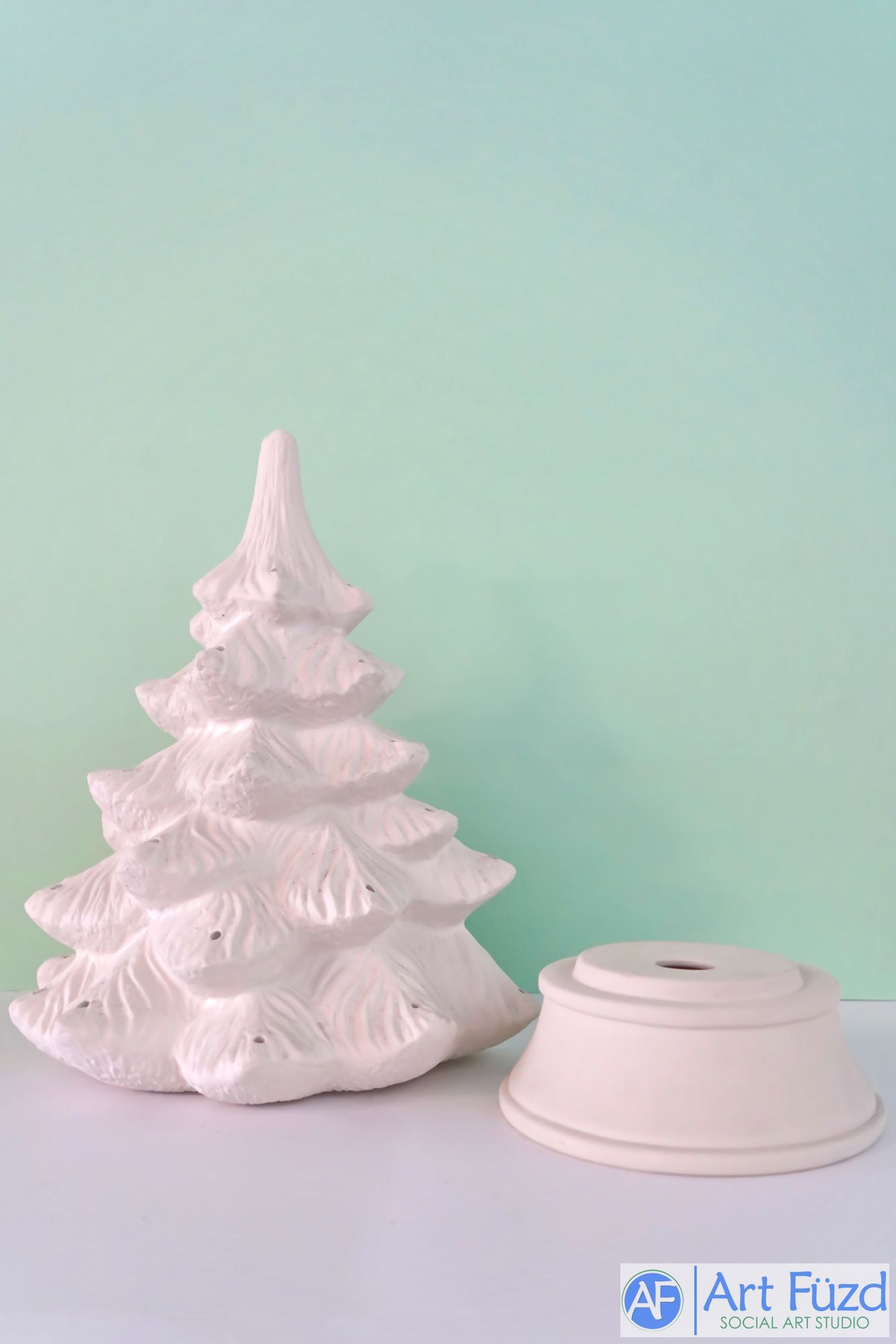 Großer traditioneller Weihnachtsbaum mit Sockel, inklusive Beleuchtungsset ~ 12 x 17