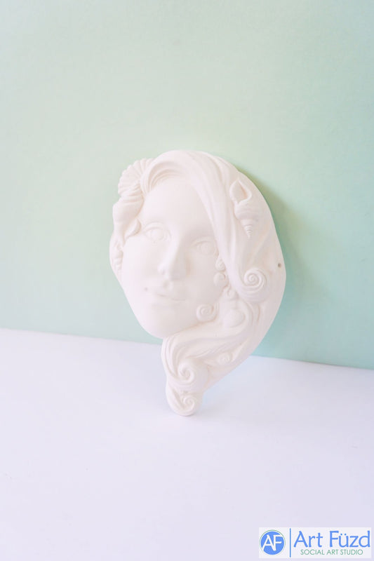 *Frauenmaske mit welligem Haar und Muscheln im Haar ~ 6,25 x 1,5 x 8,5
