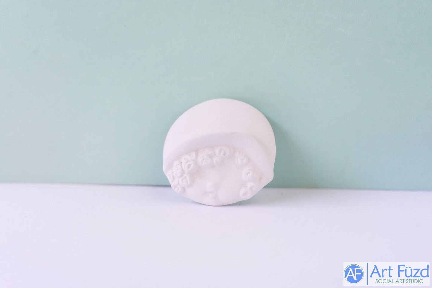 Großes Bisquie - Mädchen mit Blumenlocken in großem Hut ~ 2,25 x 2,25 x 0,75