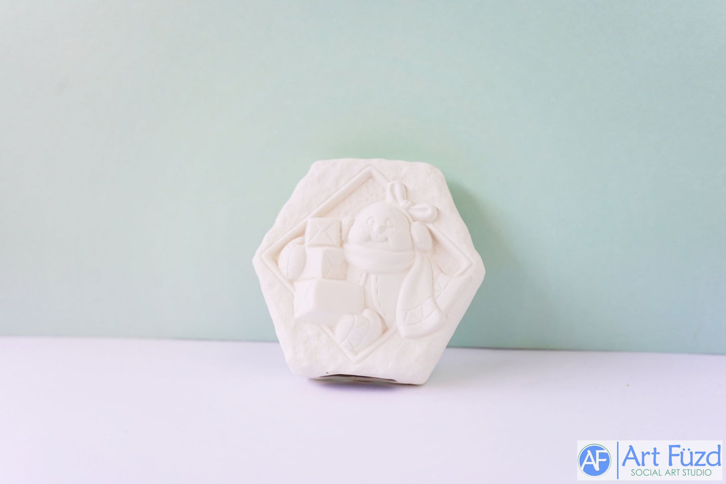 *Zweiseitig verzierte Schneeflocke und Schneemann mit Geschenken, sechseckiges Weihnachtsornament mit Haken ~ 4,25 x 1,5 x 4,25