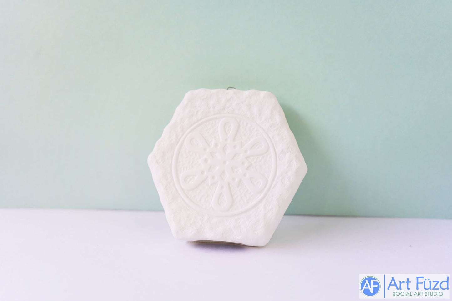 *Zweiseitig verzierte Schneeflocke und Schneemann mit Geschenken, sechseckiges Weihnachtsornament mit Haken ~ 4,25 x 1,5 x 4,25