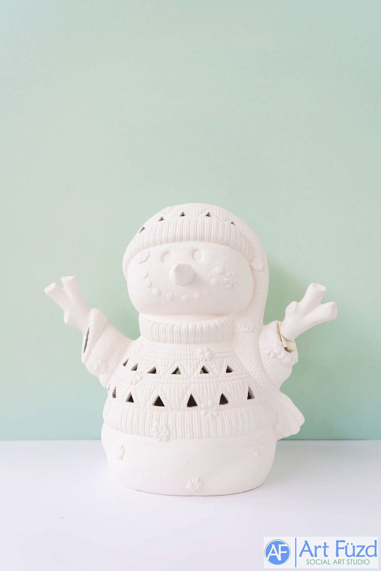 Großer Schneemann in Pullover und Mütze mit dreieckigen Ausschnitten (GEBROCHENER ARM) ~ 11,25 x 6,25 x 10 ~ 11,25 x 6,25 x 10