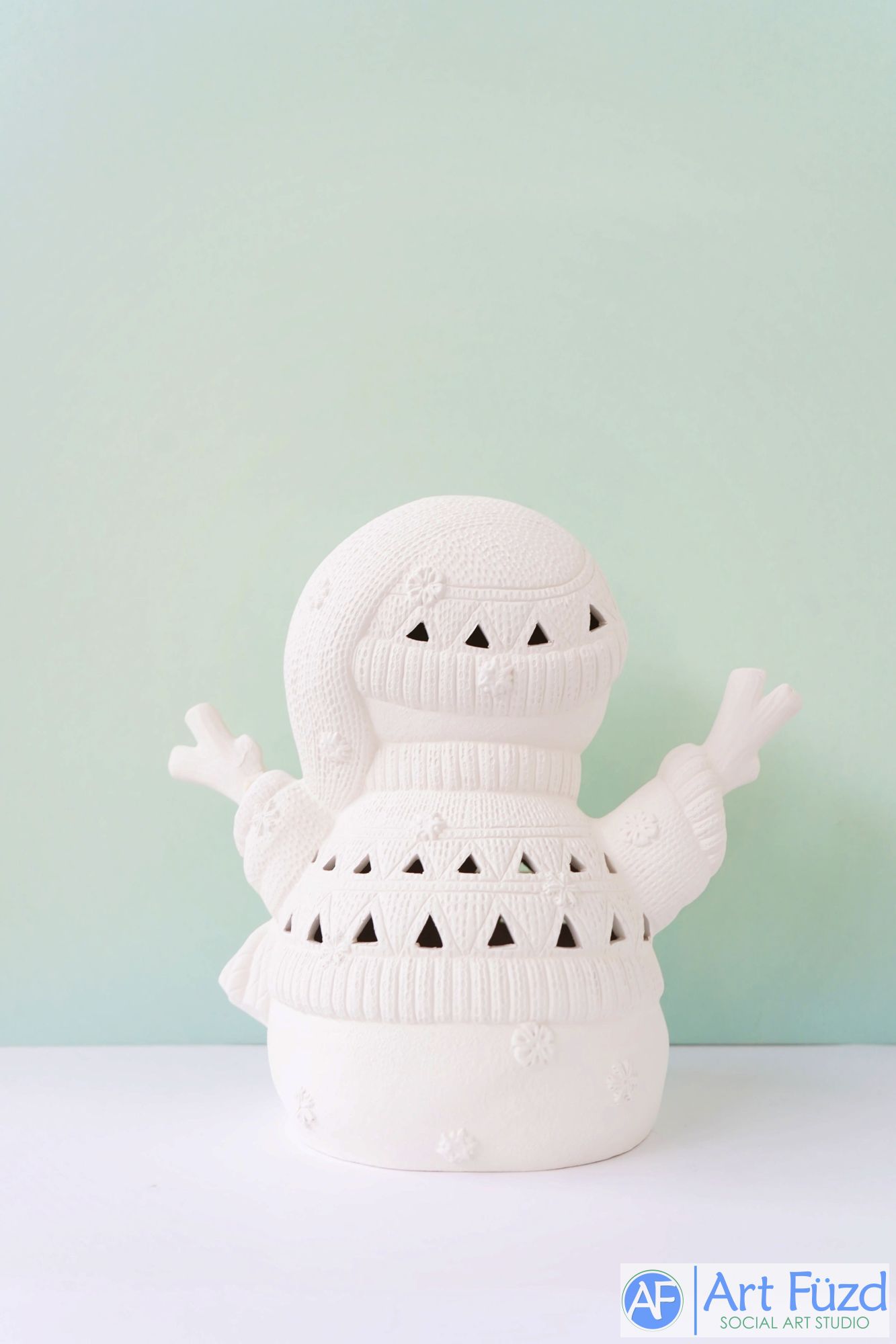 Großer Schneemann in Pullover und Mütze mit dreieckigen Ausschnitten (GEBROCHENER ARM) ~ 11,25 x 6,25 x 10 ~ 11,25 x 6,25 x 10