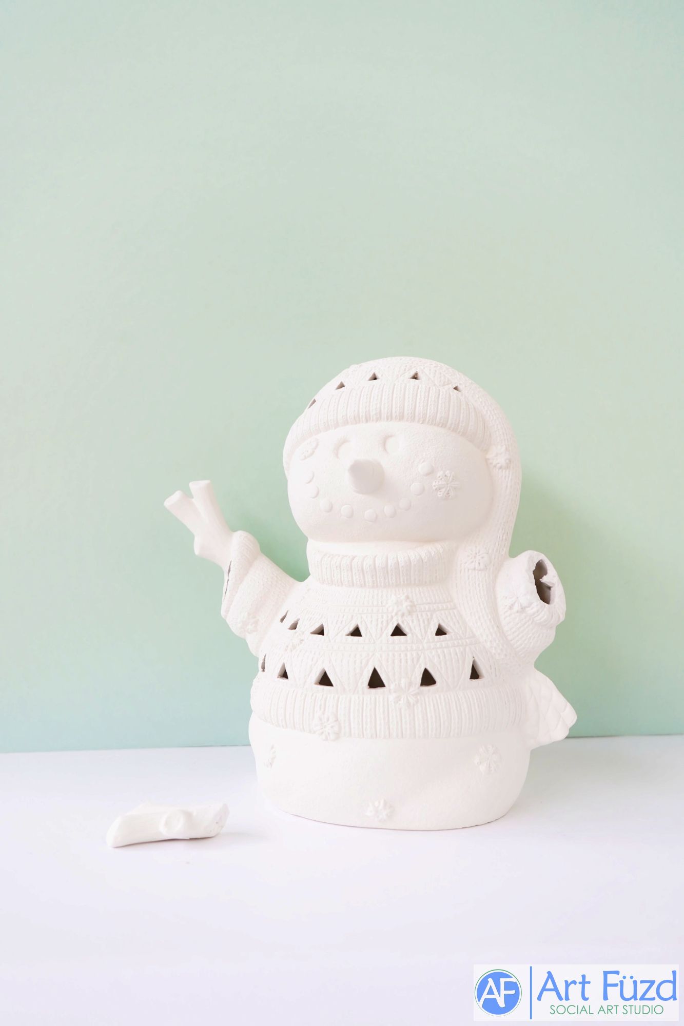 Großer Schneemann in Pullover und Mütze mit dreieckigen Ausschnitten (GEBROCHENER ARM) ~ 11,25 x 6,25 x 10 ~ 11,25 x 6,25 x 10