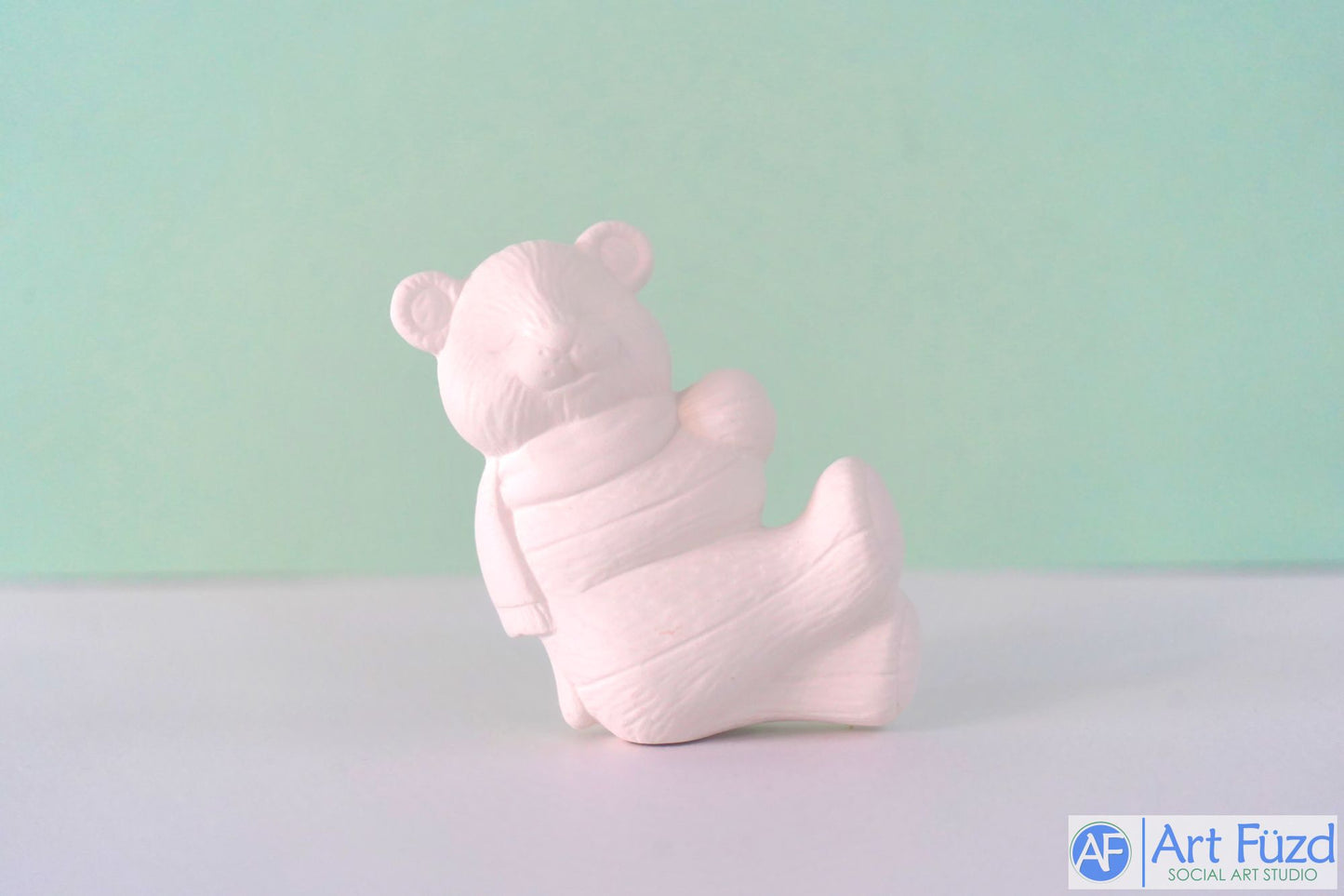 xxx-Oso pequeño con bufanda de invierno recostado ~ 3 x 1,5 x 3