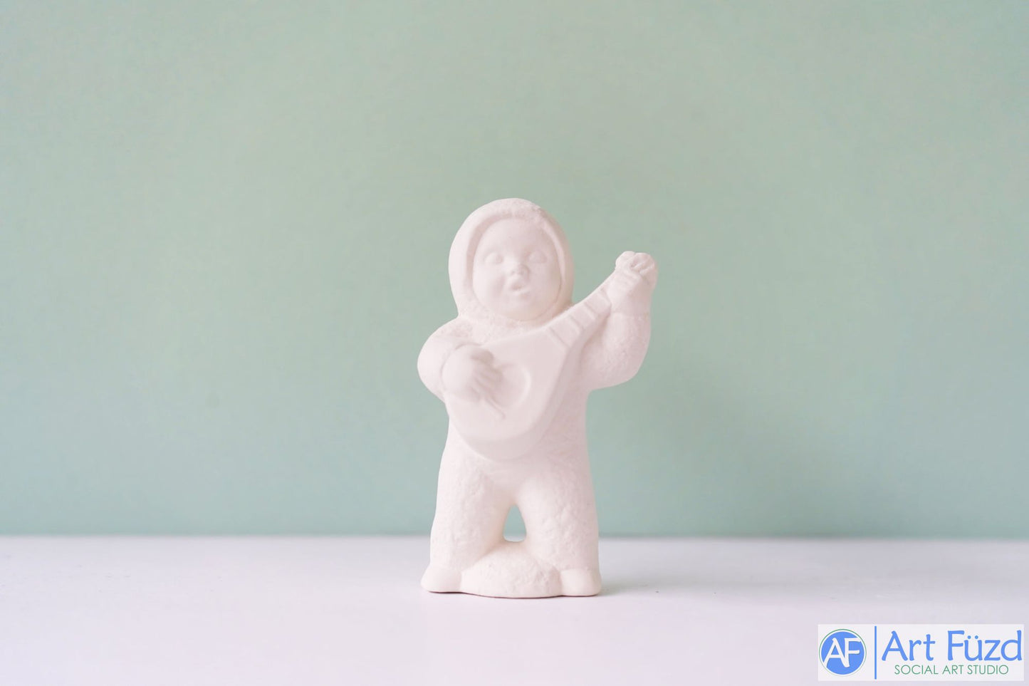 Snowbaby spielt Banjo ~ 2 x 1,25 x 3,5