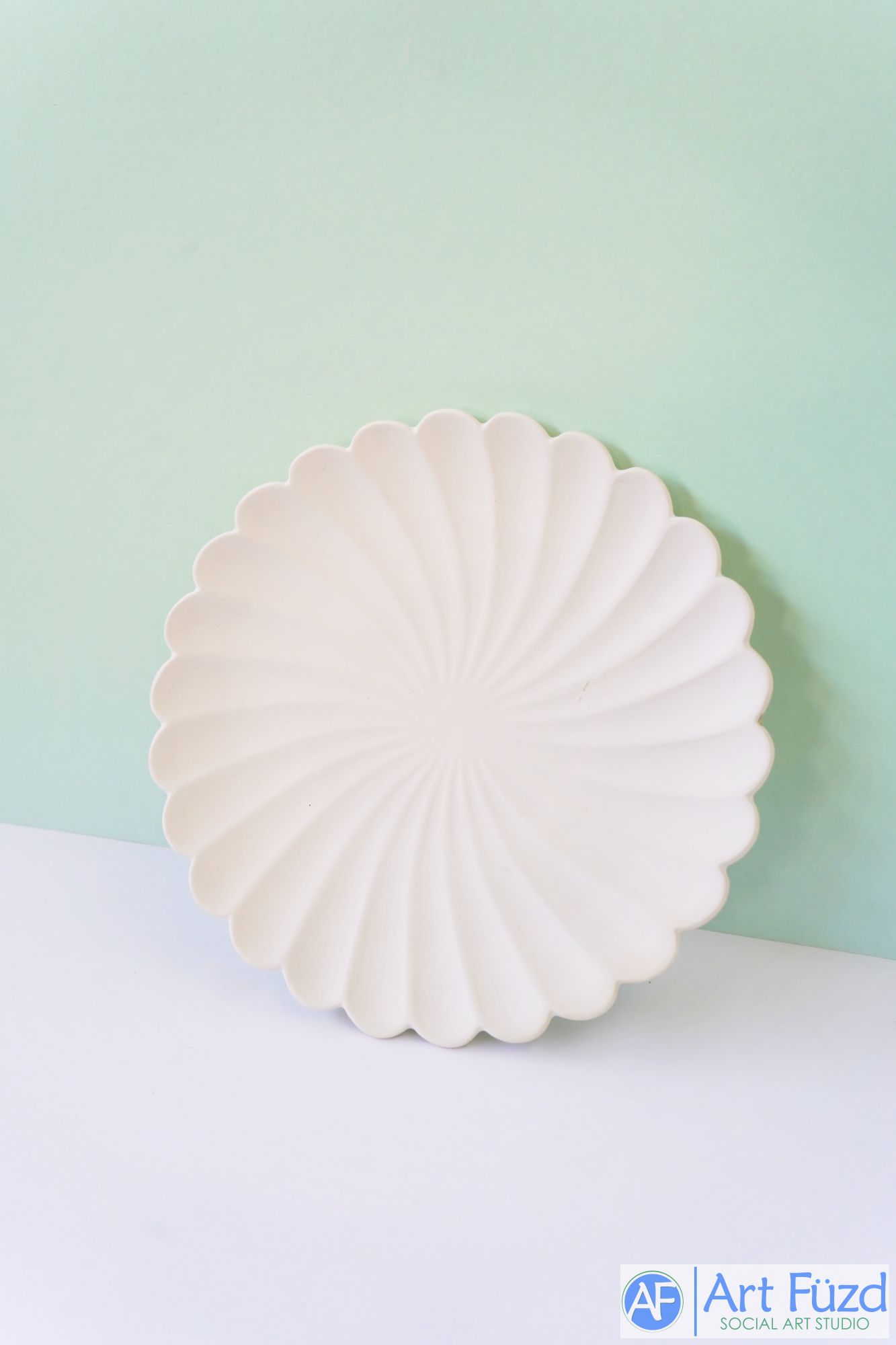 *Round Spiral Dinner Plate ~ 10 dia. x 1