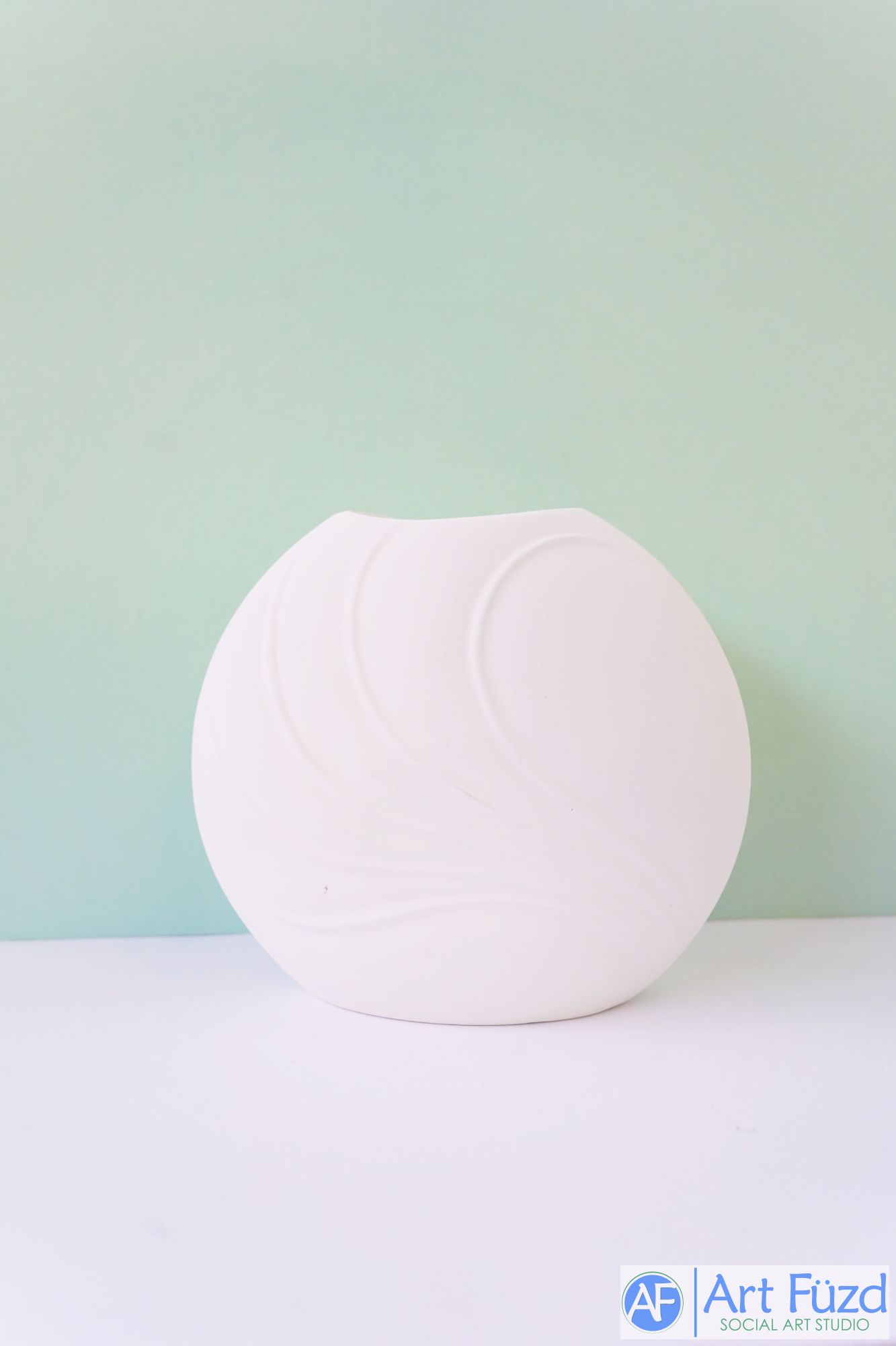 Große runde Art-Déco-Vase mit Weinreben-Detail ~ 8,5 x 3,75 x 7