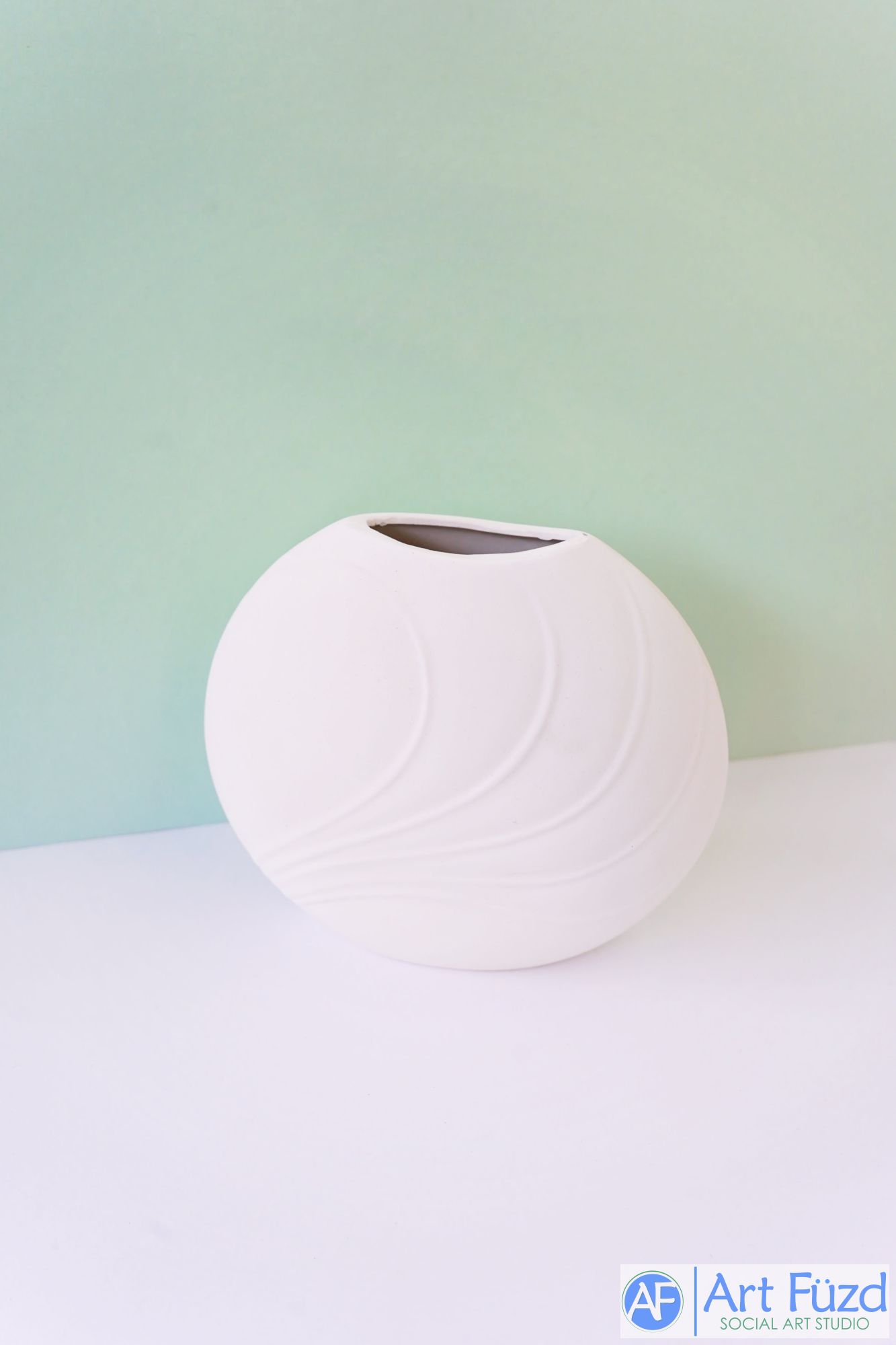 Große runde Art-Déco-Vase mit Weinreben-Detail ~ 8,5 x 3,75 x 7